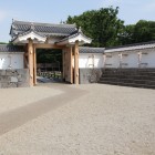 同左枡形内部、高麗門、土塀、雁木