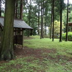 本丸内部の土塁と神社