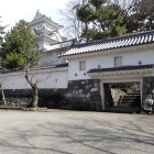 城址公園側の櫓門と天守