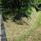木橋から見た本丸と二の丸間の石垣と堀