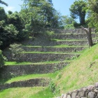 三の丸の上の段状削平地（下から）