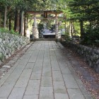 諏訪神社南からの参道、南虎口に繋がる