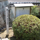 同左に在る標柱と案内板