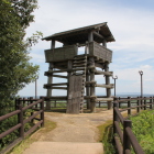 櫓台跡に建つ木製物見櫓