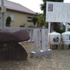 与一堂の脇に立つ説明板