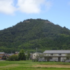 麓から見た城山