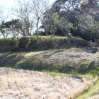 県道４０３号線側より南に本曲輪、馬出？を見る