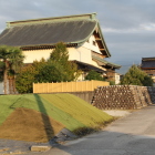 長安寺館、南面の土塁と玉石垣