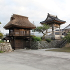 長安寺境内より山門と鐘堂