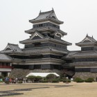 本丸内で天守閣群を望む