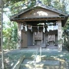 北東隅の土塁上に神社鎮座