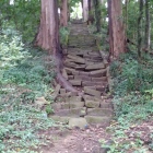 崩れかかっている石段