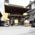 八坂神社山門(立派でした)
