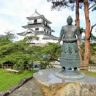 天守と大砲像