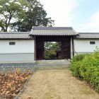 外側から見た長屋門