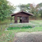 内郭東側の土塁と東屋