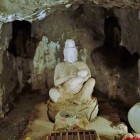 犬伏洞窟内の像