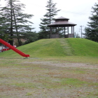 北側の土塁風土壇、東屋