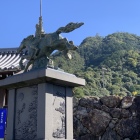 若き日の信長像と金華山