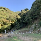 右山裾に沿って奥まで居館があった