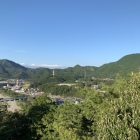 山頂より北側の景観、右は鉈尾山城