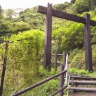 七曲りに建つ復元冠木門
