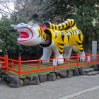 お寺の入り口の張り子の虎