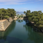 天守台から見た掘と海