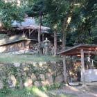 小栗栖八幡宮の社殿と石垣