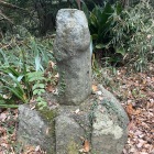飯綱権現の脇に男根型の道祖神が鎮座しています。