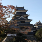 本丸内部より紅葉越し天守閣、逆光で暗い