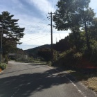 尾根を分断した道路