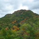 最初に登った尾根から見た城山