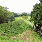 天守台から見た土塁