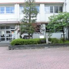 城碑と説明板(遠景)