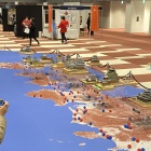 日本列島の赤色立体図上に天守模型が。赤と青は日本100名城&続100名城