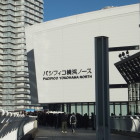 会場　開城前から多くの人が並んでいます。