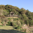 日知屋城前景と西の曲輪東屋