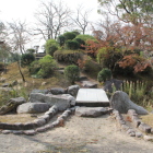 南側公園の西、濠を使った築山