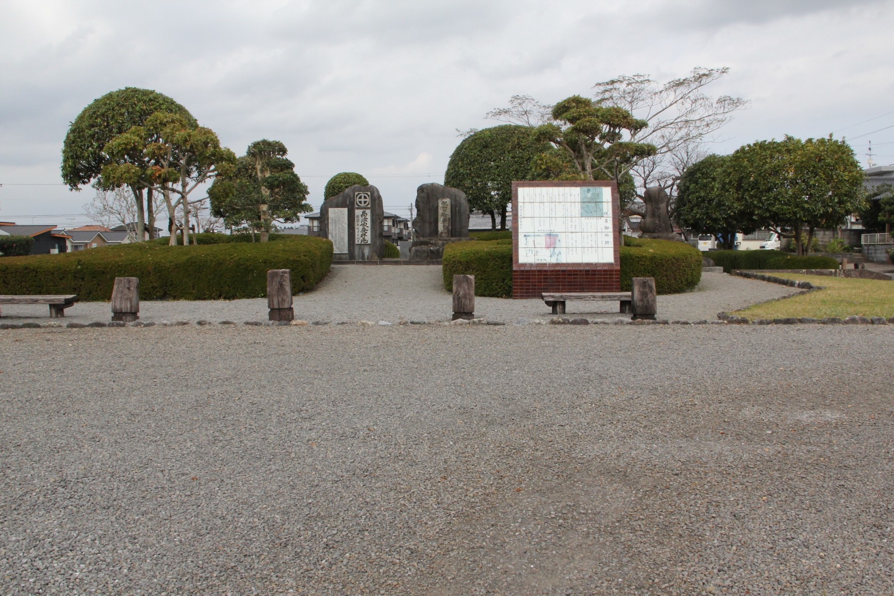 小公園祝吉御所、手前駐車場