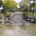 同左に架かる石橋、正面は神社跡