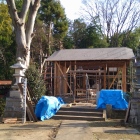本丸に建つ八幡神社は建て替え中