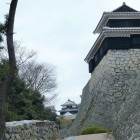 手前に太鼓櫓＆奥に天守