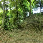 本丸の(城塁と石垣と堀切)