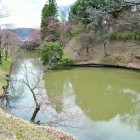 濠と本丸の土塁