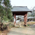 山門(奥にしだれ桜の木)