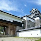 階段側から見た三重櫓と前御門