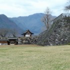 外から見た北不明門と高台