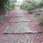 直線大手道左右石垣、石敷道は後世の公園化による