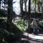 石碑から横堀土塁、横堀、虎口を見る